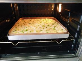 放在预热好的烤箱中层，中下火150度烘烤20-25分钟。