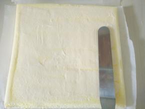 然后在表面均匀涂抹一层沙拉酱。