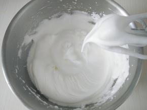 接着来打发蛋白，分三次加入细砂糖，直到提起打蛋头，打成大弯钩就可以了。