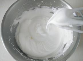 接着来打发蛋白，分三次加入细砂糖，直到提起打蛋头，打成大弯钩就可以了。