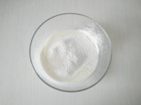 将低筋面粉过筛加入，用划Z字的手法搅拌至无干粉。