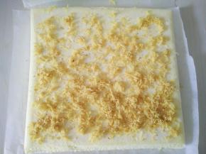 洒上适量的肉松，卷起来，放入冰箱冷藏定型。