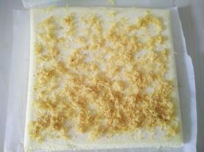 洒上适量的肉松，卷起来，放入冰箱冷藏定型。