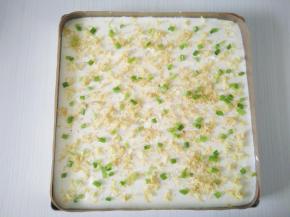 再洒上一些肉松和香葱碎。