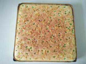 烘烤完成后出炉，震盘一次，放在烤网稍微晾晾，在蛋糕体表面盖上一张油纸，翻转过来，撕开底部油布。