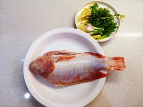 鱼洗净，抹一点点盐。其他材料切丝、切段备用