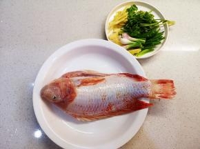 鱼洗净，抹一点点盐。其他材料切丝、切段备用