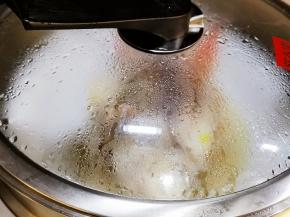 鱼下用葱头垫一下，开水上锅8分钟。