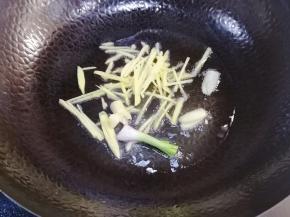 油锅烧热后放入姜丝和蒜片爆香