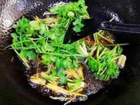 倒入酱汁，加少许水，最后放葱段和香菜拌炒一下，离火！酱汁完成。