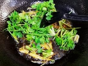 倒入酱汁，加少许水，最后放葱段和香菜拌炒一下，离火！酱汁完成。