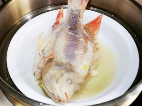 鱼出锅后，把上面做好的酱汁浇上即可