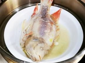鱼出锅后，把上面做好的酱汁浇上即可