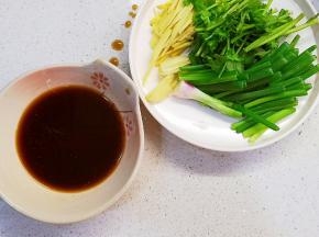 酱汁制作，酱油1勺、蚝油1勺、糖少许，拌匀备用