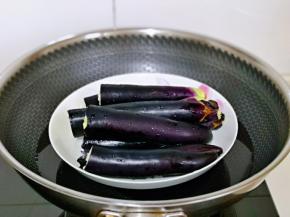 隔水蒸熟，大约5-7分钟就可以。