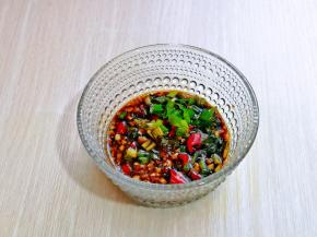 把辣椒，蒜泥，葱花放入碗中，加入生抽，芝麻油，盐。