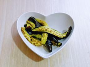 蒸熟的茄子，撕成条状放入盘中。