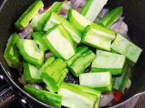 加入苦瓜翻炒