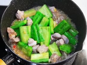 加入少许水，盖上盖子焖20分钟