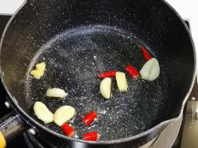 油锅中放入蒜米和辣椒米，爆炒片刻