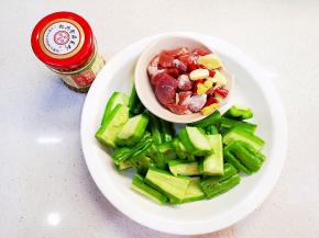 苦瓜洗净切块，排骨放少许盐腌制半小时，蒜头拍一下