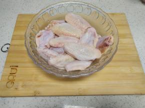肥嫩嫩的鸡翅，泡个澡澡，洗白白