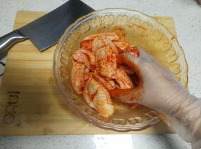 三种做法：
（1）只放奥尔良粉，和鸡翅抓匀，需要多抓一会，抓匀后，冰箱冷藏一小时就可以做了（适用于着急的宝宝）
（2）先放奥尔良粉，和鸡翅抓匀，抓匀后加水，这样粉更能附着在鸡翅上入味。冷藏一宿
（3）奥尔良粉和水先搅匀，倒入鸡翅中，翻拌一下，保证每个鸡翅都能粘上料汁，冷藏一夜。