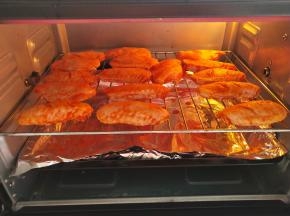 冷藏入味好的鸡翅从冰箱拿出，放在烤架上，刷蜂蜜（根据个人口味决定刷的厚度，不建议蜂蜜稀释，稀释后缺少风味）我这次朋友聚会都带的是三岁左右的宝宝，所以蜂蜜是用勺子在上面滴的，这样厚厚的一层蜂蜜包裹，鸡翅里面汁水充足，外面既有奥尔良的风味又有蜂蜜的香甜，小孩子都特别喜欢。如果大人吃，或者不喜欢蜂蜜味道的人吃，可以把盒子里剩下的料汁多涂几次，也可以让鸡翅保持嫩嫩的口感，同时还特别的入味。