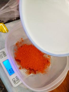 电子称拿出来，把调料称一下。这一步可以把粉和水混合，也可以不混合~看下一步吧