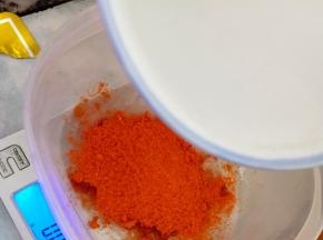 电子称拿出来，把调料称一下。这一步可以把粉和水混合，也可以不混合~看下一步吧