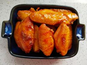 关于烤制时间：
嘴急的小伙伴：230度20分钟。（中途翻一次面，大概是10-15分钟左右的时候，看着表皮不是                      特别湿润了就可以翻面，口感是鸡皮富有弹性，汁水充足软嫩的口感）
正常情况：200度20分钟+10分钟（20分钟后翻面再烤10分钟，口感是一样哒）
喜欢较干香的小伙伴：200度20分钟+15-20分钟