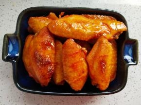 关于烤制时间：
嘴急的小伙伴：230度20分钟。（中途翻一次面，大概是10-15分钟左右的时候，看着表皮不是                      特别湿润了就可以翻面，口感是鸡皮富有弹性，汁水充足软嫩的口感）
正常情况：200度20分钟+10分钟（20分钟后翻面再烤10分钟，口感是一样哒）
喜欢较干香的小伙伴：200度20分钟+15-20分钟