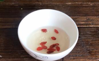 枸杞用开水冲泡，洗净备用