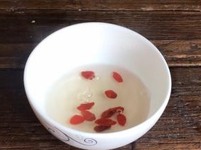 枸杞用开水冲泡，洗净备用