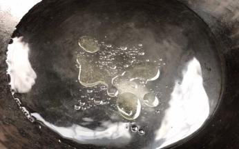 起锅注入半锅清水，加入适量油和盐烧开