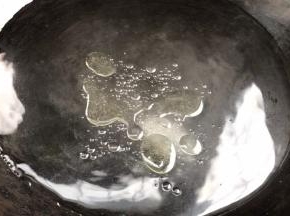 起锅注入半锅清水，加入适量油和盐烧开