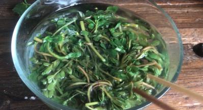 捞出沥干后，放入凉开水中浸泡一会儿