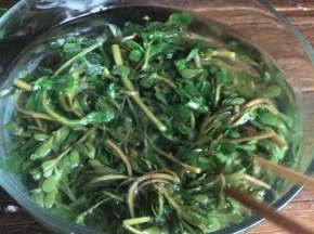 捞出沥干后，放入凉开水中浸泡一会儿