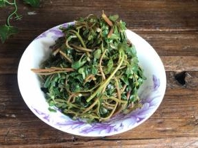 捞出浸泡好的马齿苋，沥水后装入盘中