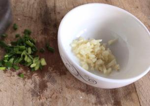 备好蒜末和葱花