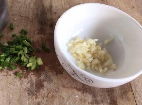 备好蒜末和葱花