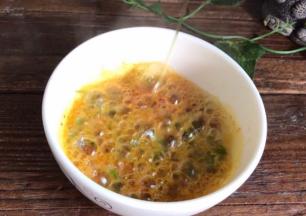 把热油倒入辣椒粉碗中