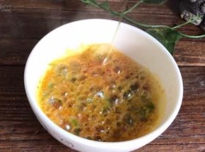 把热油倒入辣椒粉碗中