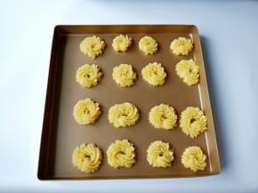 曲奇面糊在烤盘挤出形状。