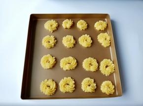 曲奇面糊在烤盘挤出形状。