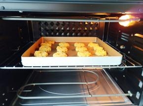 烤箱提前180度预热，把烤盘放进烤箱中层。