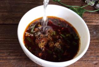 加入所有的调料，再加少许沸水拌匀