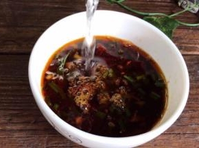 加入所有的调料，再加少许沸水拌匀