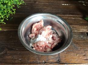 加入料酒和淀粉，充分搅拌均匀，腌制10分钟以上
