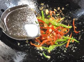 加入适量盐，炒出辣椒的香味